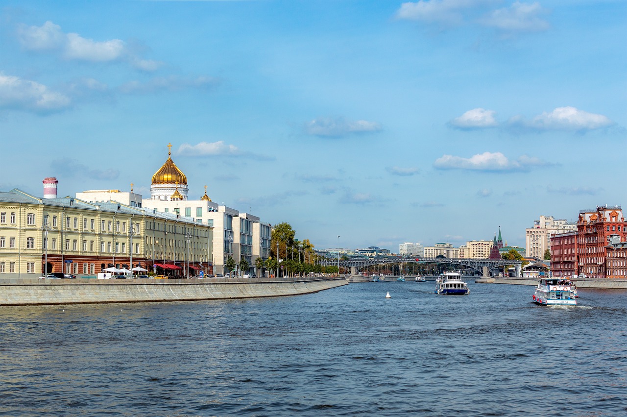 moscow, moskva river, kremlevskaya embankment