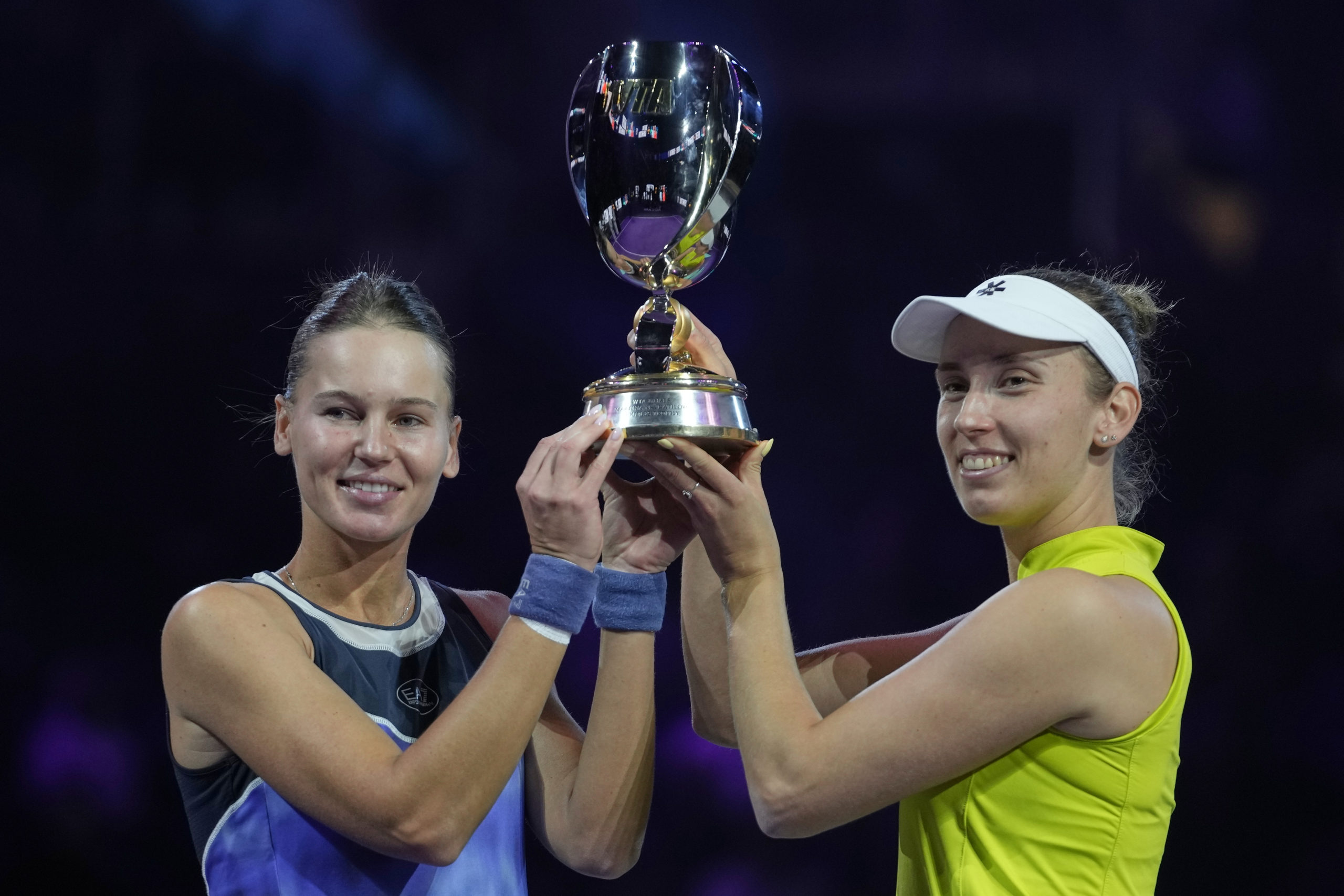 Elise Mertens (Belgique), à droite, et Veronika Kudermetova (Russie) posent avec leur trophée après avoir battu Timea Babos (Hongrie) et Luisa Stefani (Brésil) lors de la finale du double féminin des finales WTA à Riyad, en Arabie saoudite, le samedi 8 novembre 2025.